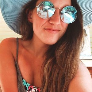 Meet your Posher, Claire